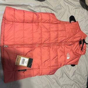 North face flare vest, brand new with tags size medium. Color is slate rose.